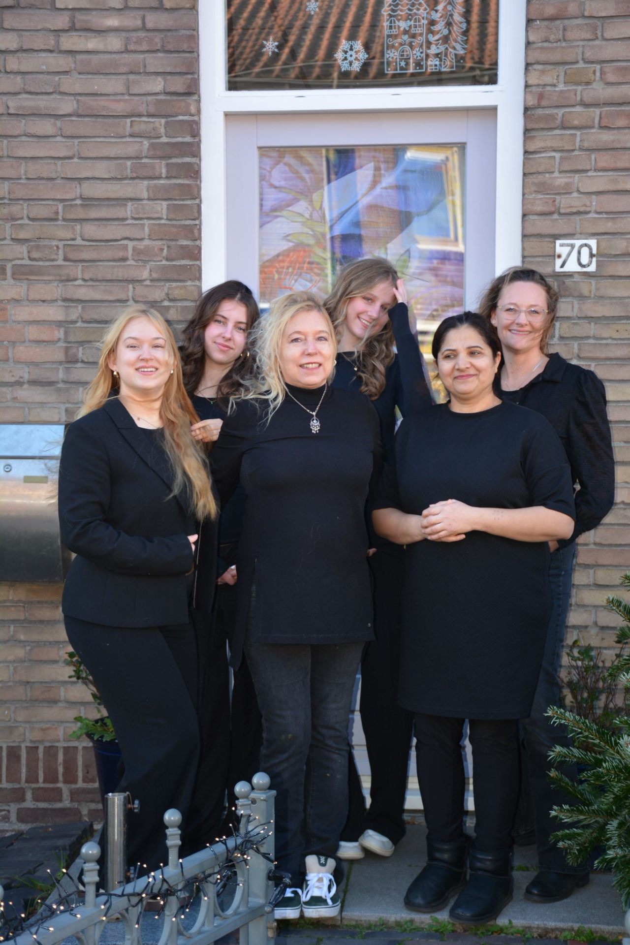 Team Top Hair Hoogmade voor de salon aan de Van Poelgeestlaan 70