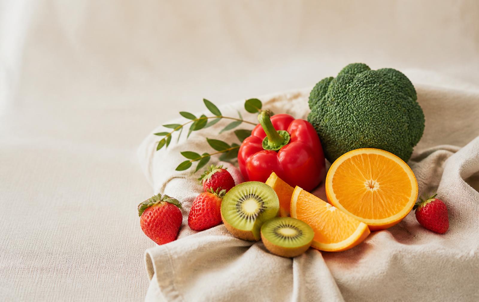 Kleurrijk fruit en groente met vitamine C: kiwi, aardbeien, sinaasappel, paprika en broccoli
