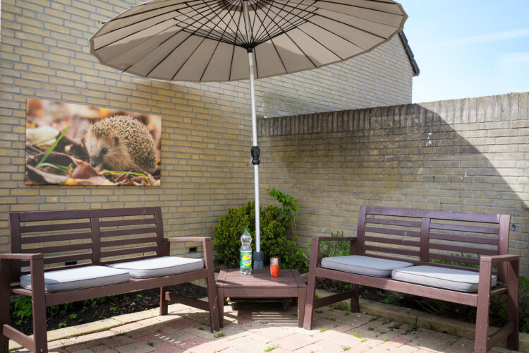Bij mooi weer kunt u lekker (coronaveilig) in de tuin wachten